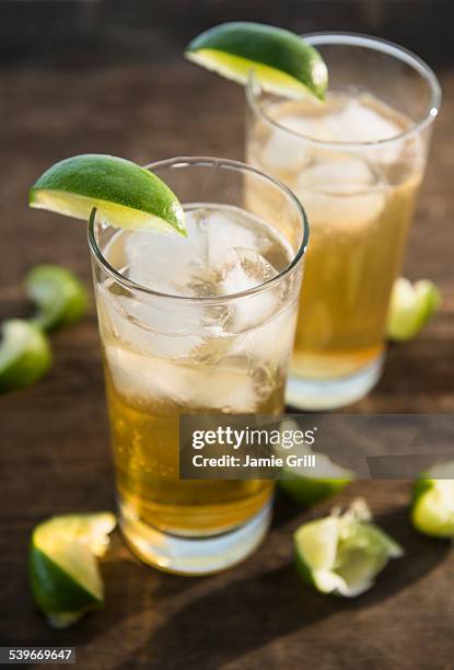 dark and stormy cocktail - ginger glasses stock-fotos und bilder