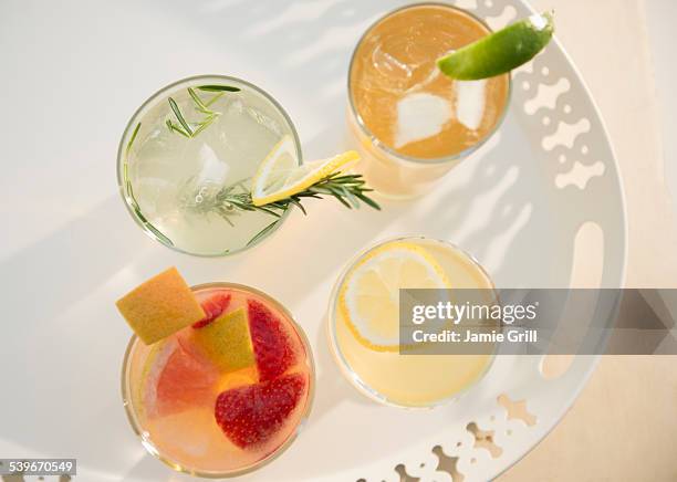 studio shot of drinks on tray - carbonated drink - fotografias e filmes do acervo