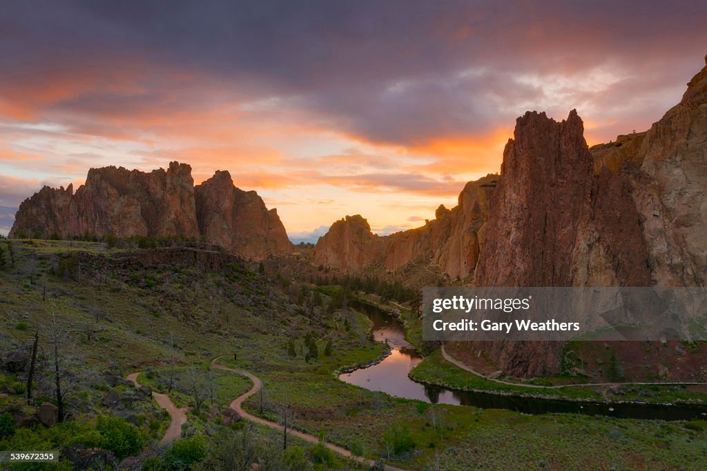 USA, Oregon, Smith Rock, Landscape with rocks and river