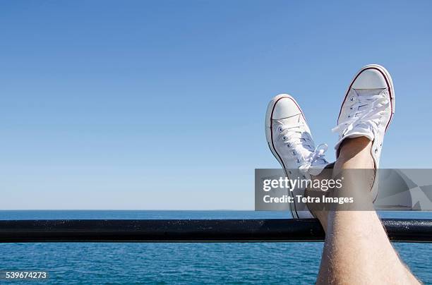 usa, massachusetts, mans feet on ferry boat - 渡輪 個照片及圖片檔