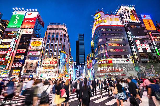 la vie nocturne de tokyo, japon - shibuya crossing photos et images de collection