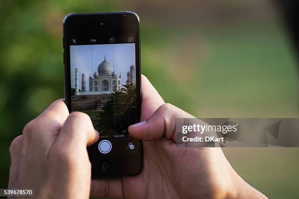 taj mahal en teléfono inteligente - pueblos del sur de asia fotografías e imágenes de stock