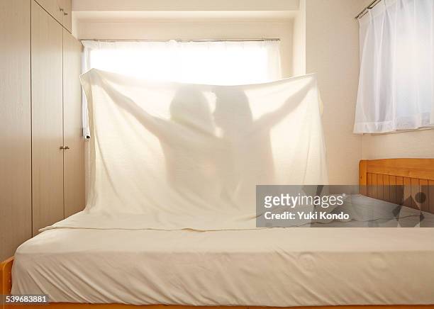 couple sitting in bed. - secluded couple stockfoto's en -beelden