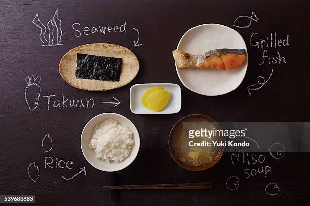 japanese breakfast. - takuan stockfoto's en -beelden