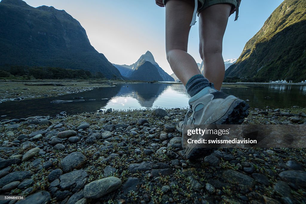 Jambes de la femme et de chaussures de randonnée, debout sur rocheux sentier