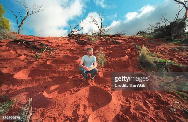 Artist Andy Goldsworthy, who has created a sculpture entitled 'Red Earth', in the Australian outback, 10 August 1991. Neg no. 91-32379. THE AGE...