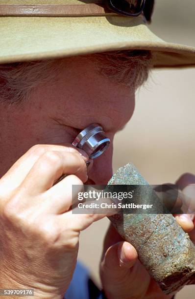 geologist inspecting a core sample - geoloog stockfoto's en -beelden