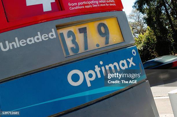 Motorists fill up their tanks with the high priced petrol at Shell in Rushcutters Bay on Saturday morning. Saturday 17 September 2005 THE AGE...