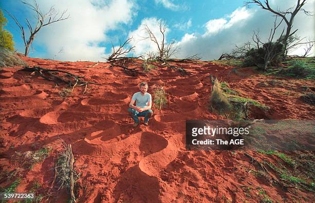 Artist Andy Goldsworthy, who has created a sculpture entitled 'Red Earth', in the Australian outback, 10 August 1991. Neg no. 91-32381. THE AGE...
