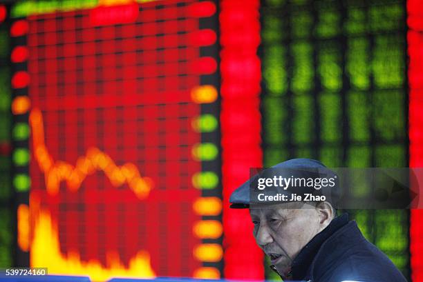 An investor watchs the electric board in a stock market in Huaibei, Anhui province, east China on 29th Feb 2016.The blue-chip CSI300 index .CSI300...