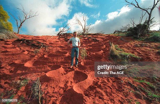 Artist Andy Goldsworthy, who has created a sculpture entitled 'Red Earth', in the Australian outback, 10 August 1991. Neg no. 91-32380. THE AGE...