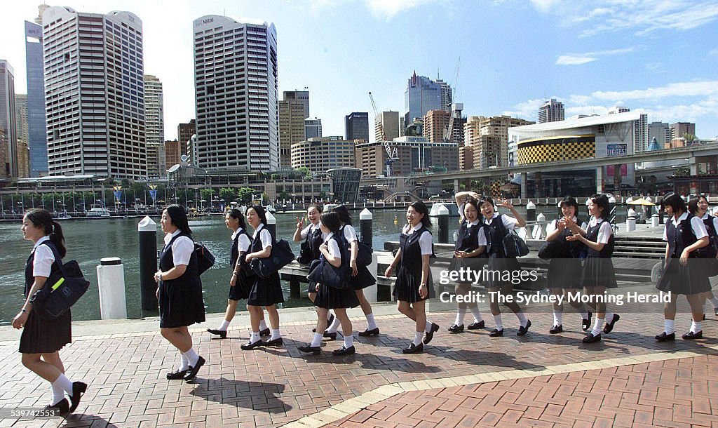Students from Tokyo's Bunkyo High School at Darling Harbour, 2 March 2001. SMH
