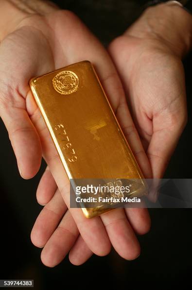 Perth Mint, 1 kg gold bar on female hands, 15 February 2006. AFR ...
