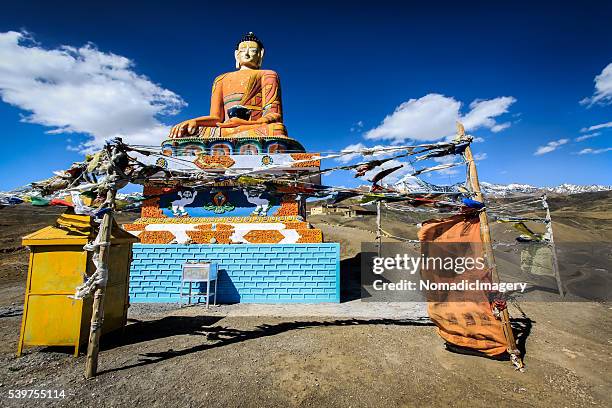 buddha statue with himalaya mountain backdrop - langsa stock-fotos und bilder