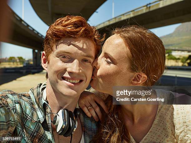 young couple backpacking - casal beijando na rua imagens e fotografias de stock