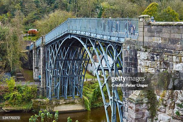 the iron bridge over the river severn - shropshire stockfoto's en -beelden