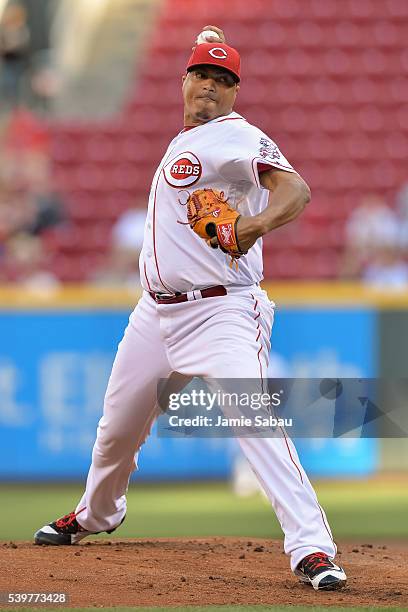 Alfredo Simon of the Cincinnati Reds pitches against the St. Louis Cardinals at Great American Ball Park on June 8, 2016 in Cincinnati, Ohio.