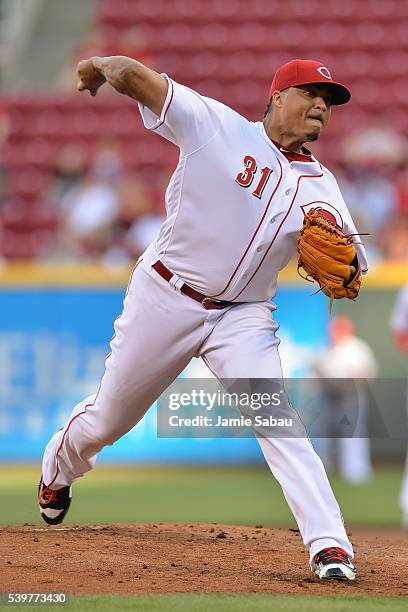 Alfredo Simon of the Cincinnati Reds pitches against the St. Louis Cardinals at Great American Ball Park on June 8, 2016 in Cincinnati, Ohio.