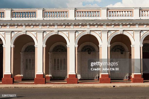 cienfuegos, street arcade - kolonnade stock-fotos und bilder