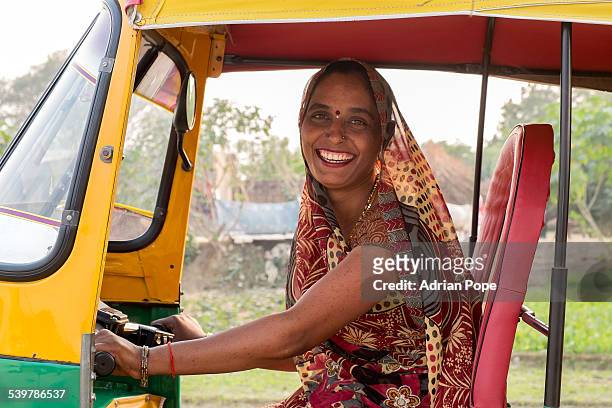 female pretending to be a rickshaw driver - uttar pradesh - fotografias e filmes do acervo