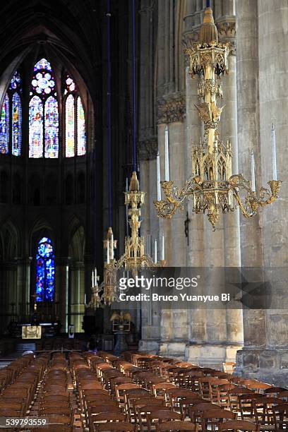 interior view of reims cathedral - catedral de reims fotografías e imágenes de stock