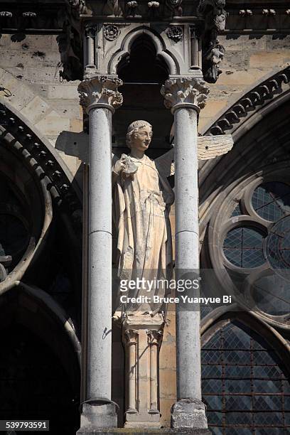 saint statue on exterior of reims cathedral - catedral de reims fotografías e imágenes de stock
