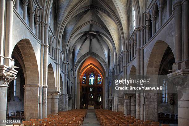 interior view of saint-jacques church - catedral de reims fotografías e imágenes de stock