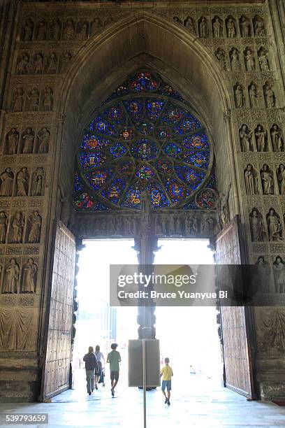 main portal with rose window - cathedral photos et images de collection