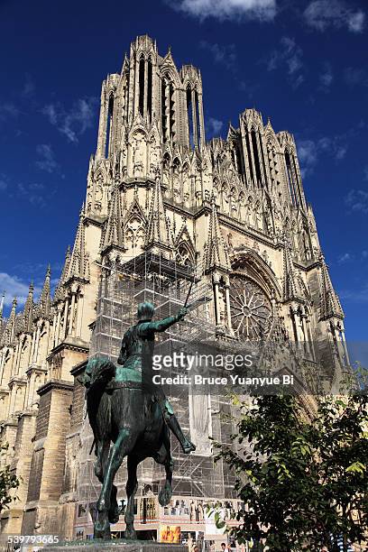 reims cathedral with statue of joan of arc - reims cathedral fotografías e imágenes de stock