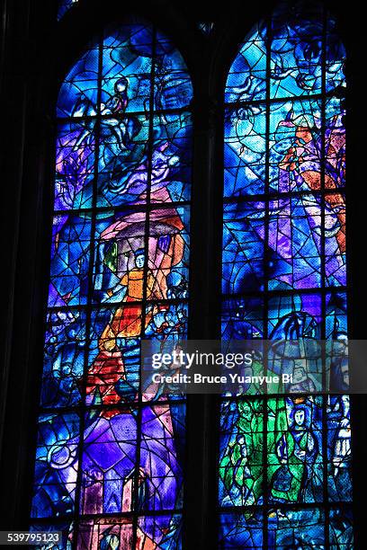 stained-glass window of reims cathedral - marc chagall fotografías e imágenes de stock