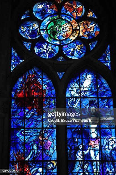 stained-glass window of reims cathedral - marc chagall fotografías e imágenes de stock
