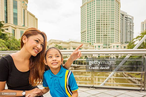 junge asiatische familie sehenswürdigkeiten in singapur - singapore school stock-fotos und bilder