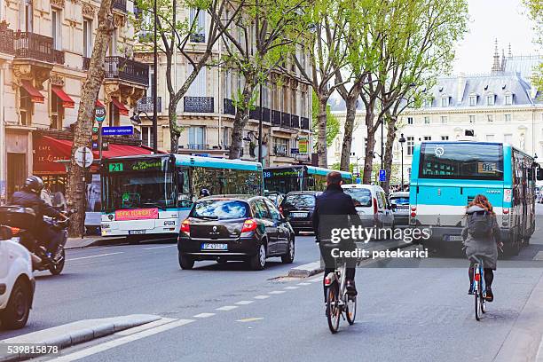 circulation sur une rue parisienne - ville moyenne photos et images de collection