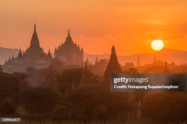 magnificent sunset in bagan - bagan stockfoto's en -beelden