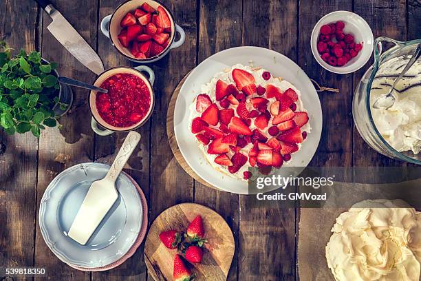 delicious berry pavlova cake with strawberries and raspberries - strawberries and cream stockfoto's en -beelden