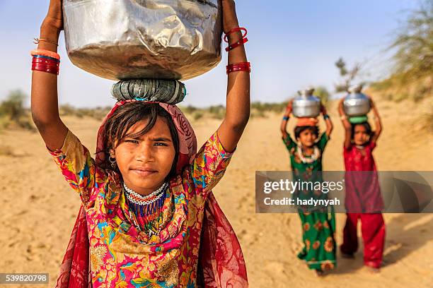 インドの女の子をご提供し、ヘッドから水 - child labor ストックフォトと画像