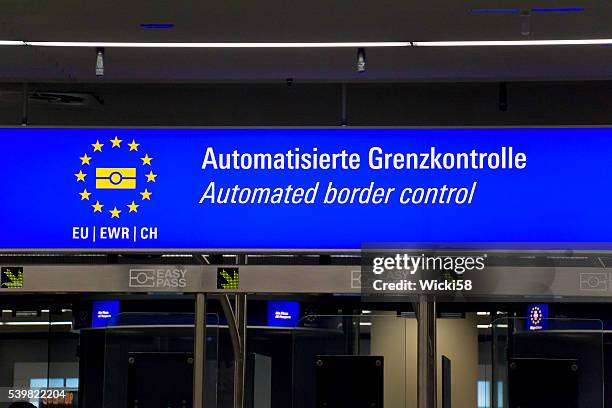 automatisierte grenzkontrollen schild - schweiz eu stock-fotos und bilder