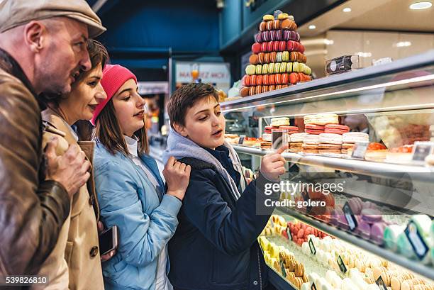 本物のフレンチご家族でパリクロワッサンオザマンドのブース - boulangerie paris ストックフォトと画像