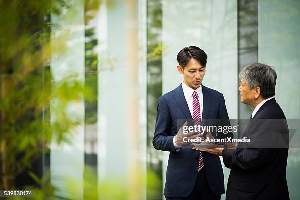 meeting im freien - grüner anzug stock-fotos und bilder