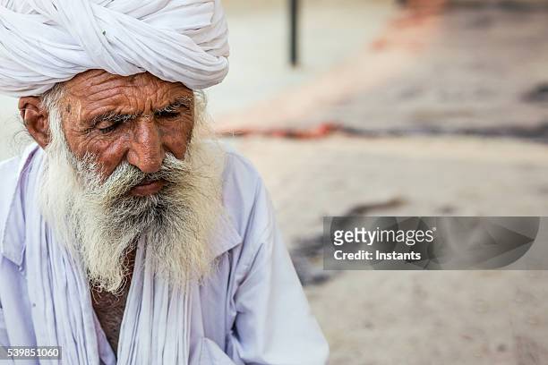 alter indischer mann porträt - hairy indian men stock-fotos und bilder