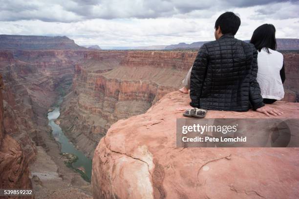 couple over the canyon edge - toroweap overlook stock-fotos und bilder