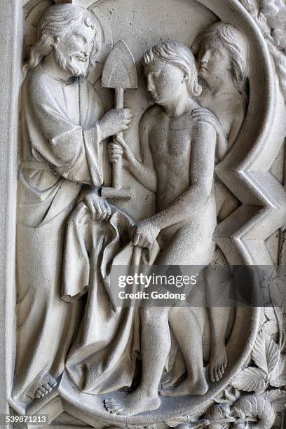 relief sculpture in the holy chapel, paris - el jardín del edén fotografías e imágenes de stock