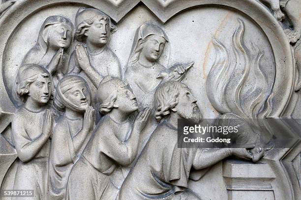 relief sculpture in the holy chapel, paris - aufopferung stock-fotos und bilder