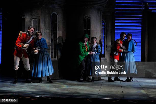 Andrew Glover as Le Chevalier de Bergerac, Katie Bray as Emma, Robert Murray as Valentin/Vert- Vert, Fflur Wyn as Mimi, Quirijn de Lang as Le Comte...