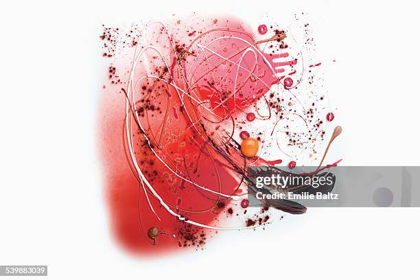 raspberry sauce and coco powder spread over white background - stylisme culinaire photos et images de collection