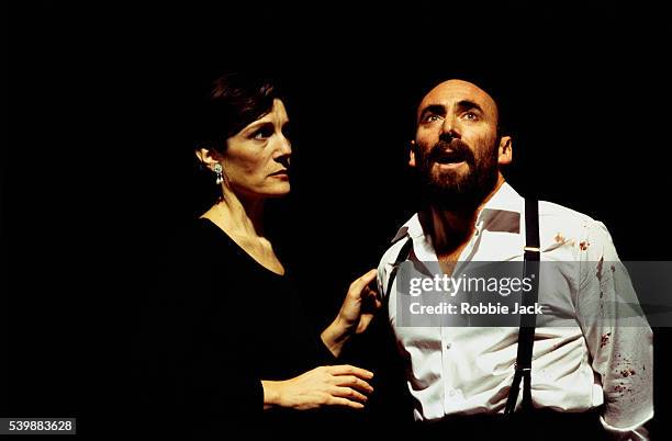 antony sher and harriet walter on stage in macbeth - antony sher stock pictures, royalty-free photos & images