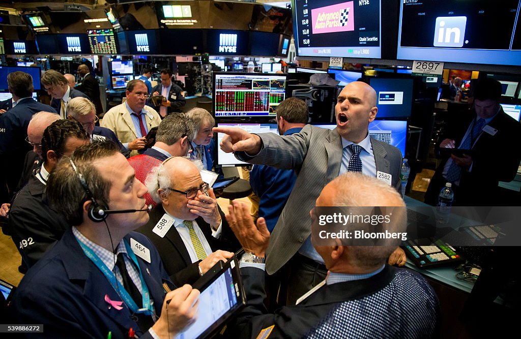 Trading On The Floor Of The NYSE As U.S. Stocks Fluctuate Amid LinkedIn Buyout While Fed, BOJ Loom