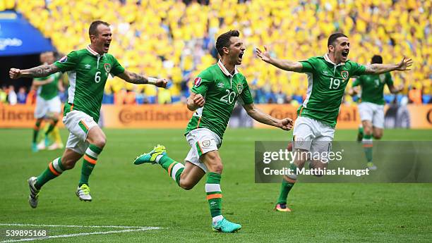 Wes Hoolahan of Republic of Ireland celebrates scoring his team's first goal with his team mate Glenn Whelan and Robbie Brady during the UEFA EURO...