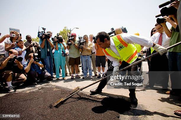 Los Angeles mayor Antonio Villaraigasa attempts to get back to work after his extramarital affair was made public. The Mayor had an extramarital...