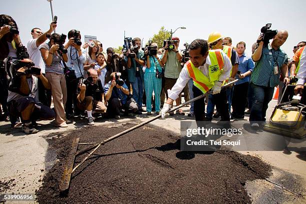 Los Angeles mayor Antonio Villaraigasa attempts to get back to work after his extramarital affair was made public. The Mayor had an extramarital...